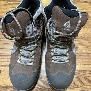 Vasque leather hiking boots.Brown size 8